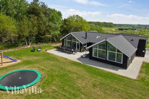 Nyd en grillaften på terrassen i luksushus nr. 380 i Østjylland