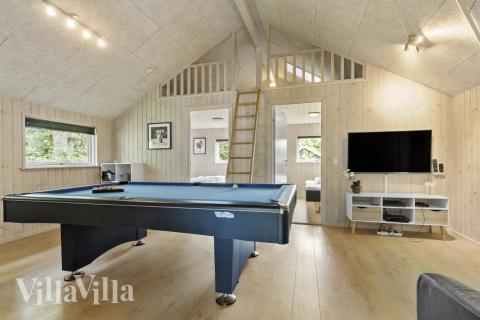 Ud over de mange timer, man kan bruge i husets pool-afdeling, så byder luksushus 380 også på billard/bordtennis og dart