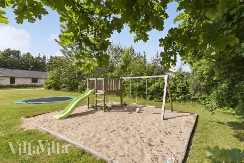 I det attraktive aktivitesrum i luksushus nr. 380 i Østjylland  er der masser af udendørs aktiviteter, f.eks. legetårn og gynge