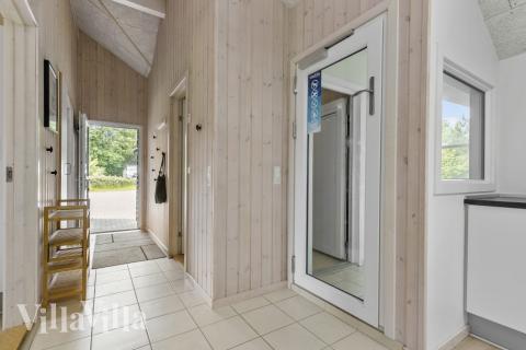 Den rummelige entre i luksushus nr. 380 i Østjylland