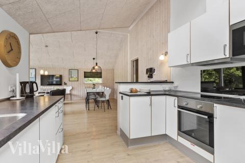 Køkkenet i luksushus nr. 380 er udstyrret, så I let kan lave mad til 14 personer.