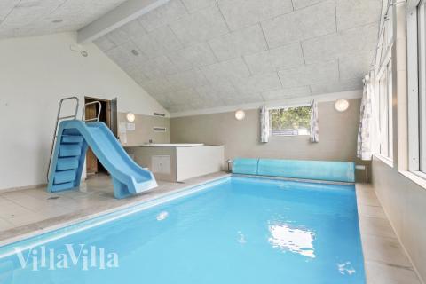 Sommerhus 380 er indrettet med en lækker poolafdeling med vandrutsjebane, dejlig stor indbygget spabad og sauna