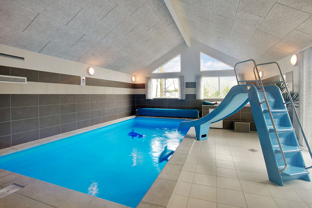 Sommerhus 387 er indrettet med en lækker poolafdeling med vandrutsjebane, dejlig stor indbygget spabad og sauna