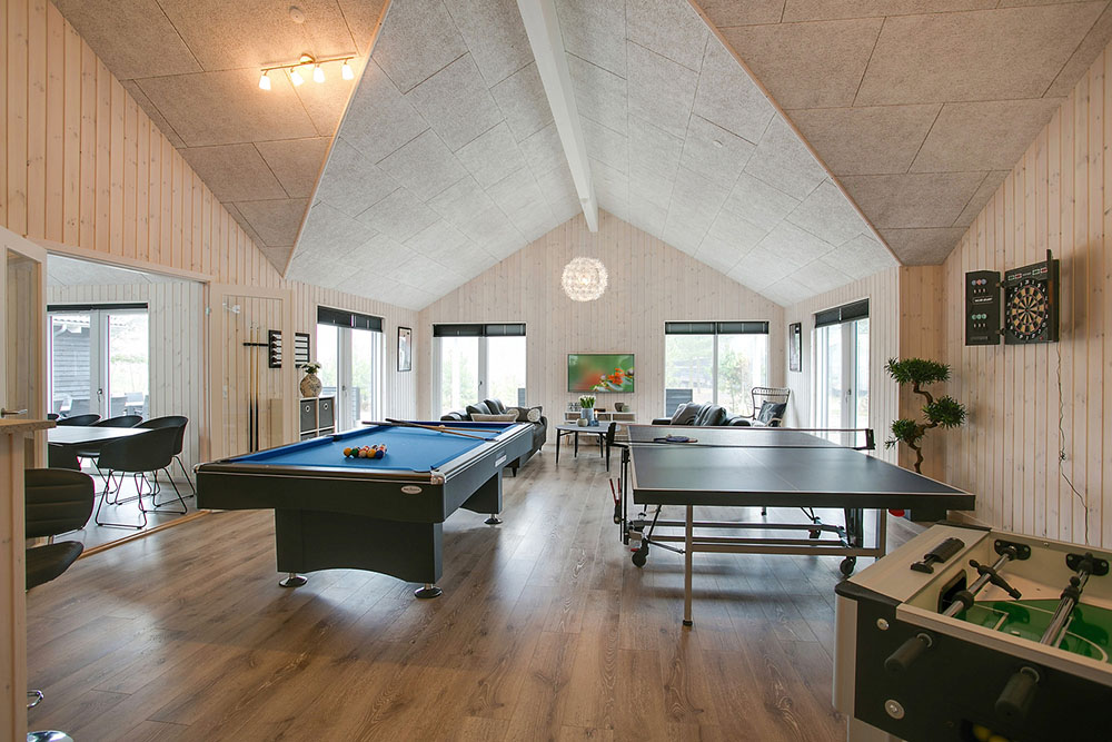 Ud over de mange timer, man kan bruge i husets pool-afdeling, så byder luksushus 387 også på billard/bordtennis og dart