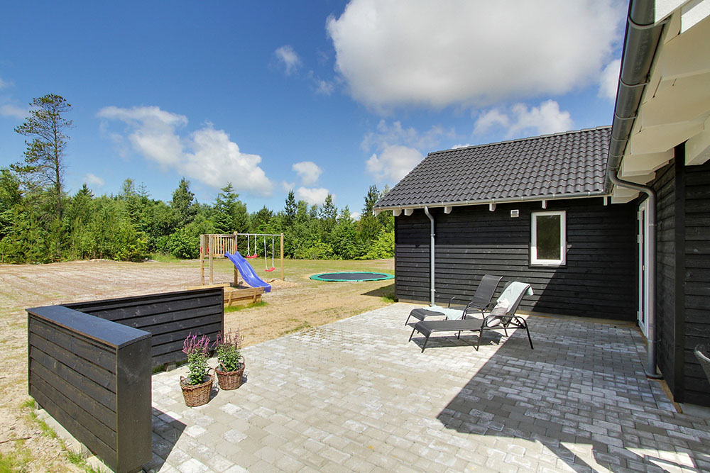 På terrassen i sommerhus nr. 387 er der plads til 24 personer.