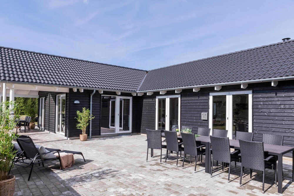 Nyd en grillaften på terrassen i luksushus nr. 387 i Vestjylland