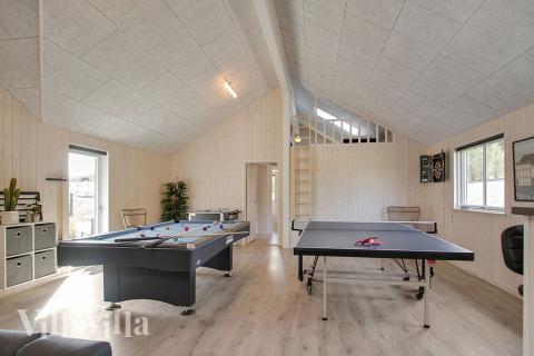 Aktivitetsrum i luksushus nr. 394 med 8 soveværelser og plads til 22 personer.