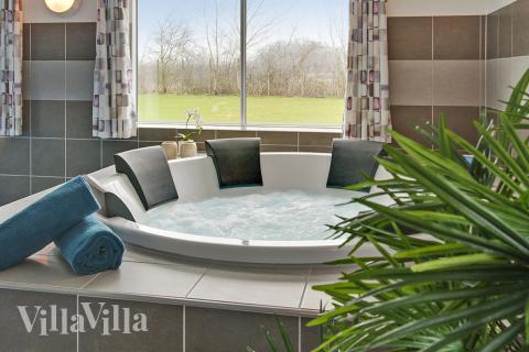 Nyd varmen i spaen i luksushus nr. 701 i Tyskland