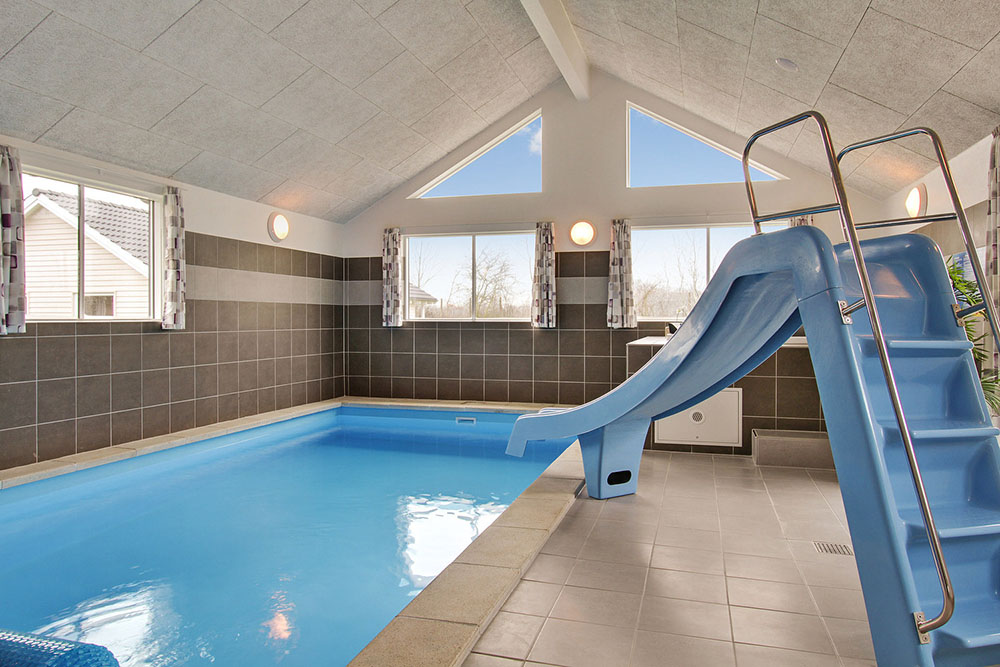 Sommerhus 701 er indrettet med en lækker poolafdeling med vandrutsjebane, dejlig stor indbygget spabad og sauna