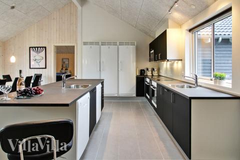 Køkkenet i luksushus nr. 701 er udstyrret, så I let kan lave mad til 24 personer.