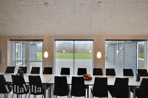 I kan sagtens side 24 personer sammen i sommerhusets opholdsrum, når I besøger luksushus 701 i Tyskland.