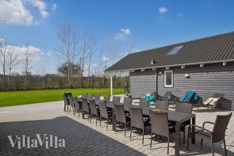 Nyd en grillaften på terrassen i luksushus nr. 701 i Tyskland