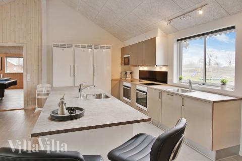 Køkkenet i luksushus nr. 703 er udstyrret, så I let kan lave mad til 20 personer.