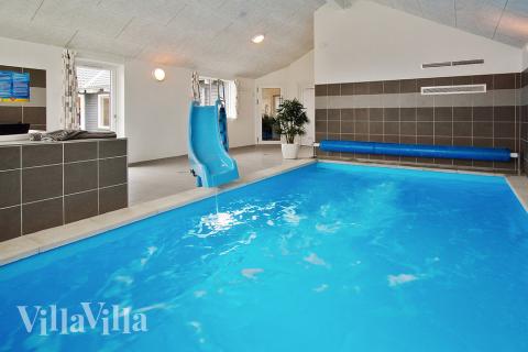 Sommerhus 703 er indrettet med en lækker poolafdeling med vandrutsjebane, dejlig stor indbygget spabad og sauna