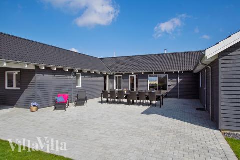 Luksushus nr. 703 har en dejlig terrasse med gode havemøbler til 20 personer.