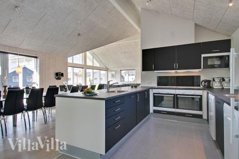 Køkkenet i luksushus nr. 704 er udstyrret, så I let kan lave mad til 18 personer.