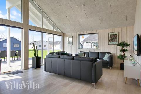 Det store lyse opholdrum i luksushus nr. 704 til 18.