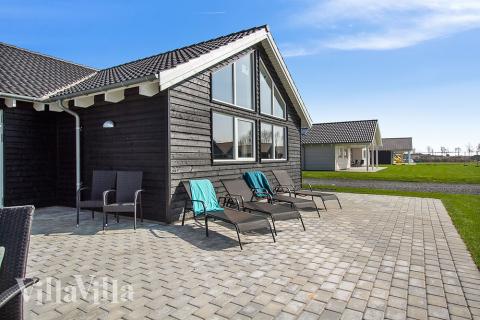 Luksushus nr. 704 har en dejlig terrasse med gode havemøbler til 18 personer.
