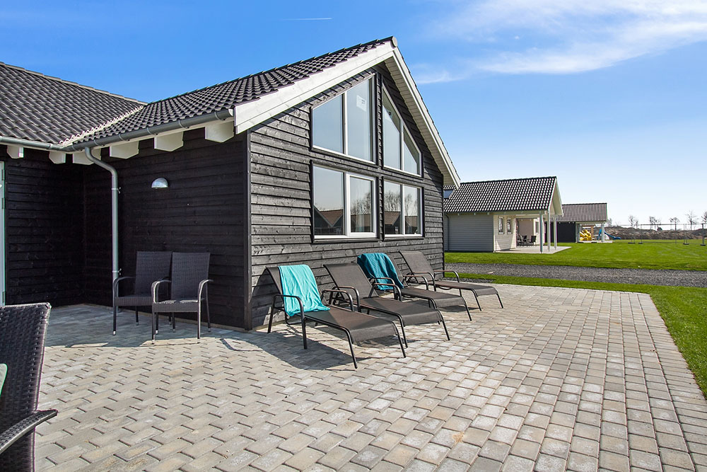Luksushus nr. 704 har en dejlig terrasse med gode havemøbler til 18 personer.