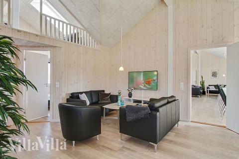 Det store lyse opholdrum i luksushus nr. 705 til 22.