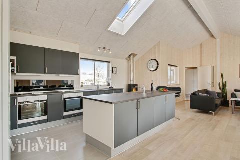 Køkkenet i luksushus nr. 705 er udstyrret, så I let kan lave mad til 22 personer.