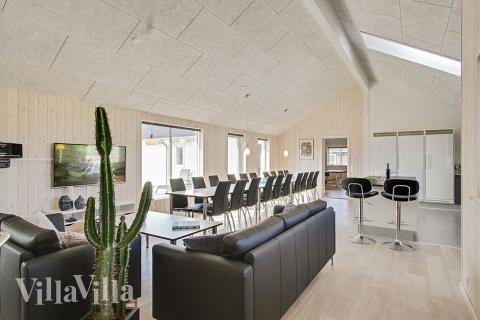 Opholdsrum med plads til 22 i luksushus nr. 705.