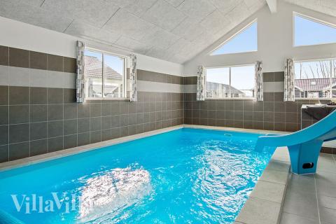 Sommerhus 705 er indrettet med en lækker poolafdeling med vandrutsjebane, dejlig stor indbygget spabad og sauna