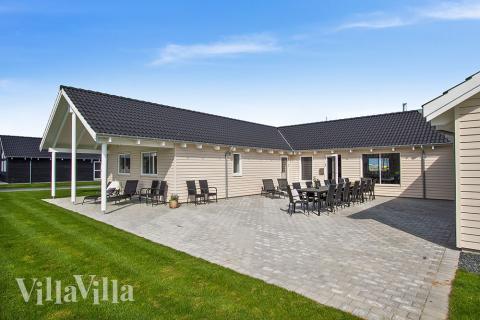 Luksushus nr. 705 har en dejlig terrasse med gode havemøbler til 22 personer.