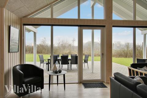 I kan sagtens side 16 personer sammen i sommerhusets opholdsrum, når I besøger luksushus 709 i Tyskland.