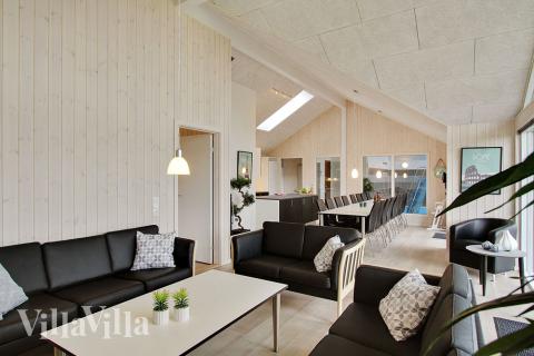 Det store lyse opholdrum i luksushus nr. 709 til 16.