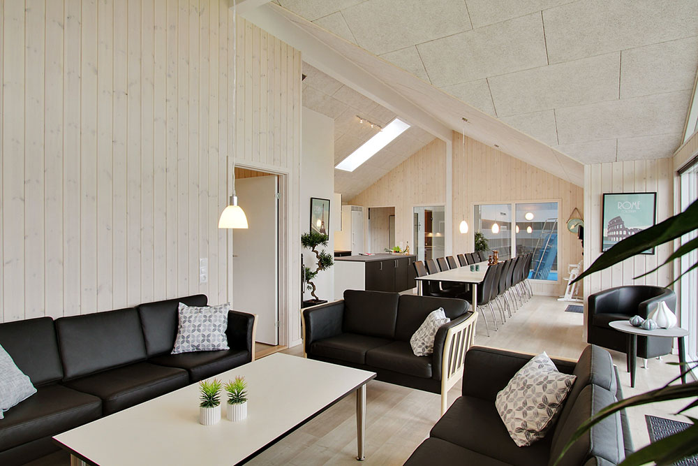 Det store lyse opholdrum i luksushus nr. 709 til 16.