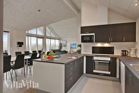 Køkkenet i luksushus nr. 709 er udstyrret, så I let kan lave mad til 16 personer.