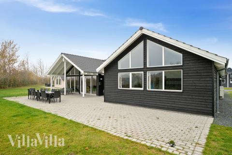 Luksushus nr. 709 har en dejlig terrasse med gode havemøbler til 16 personer.