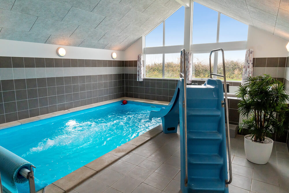 Sommerhus 709 er indrettet med en lækker poolafdeling med vandrutsjebane, dejlig stor indbygget spabad og sauna