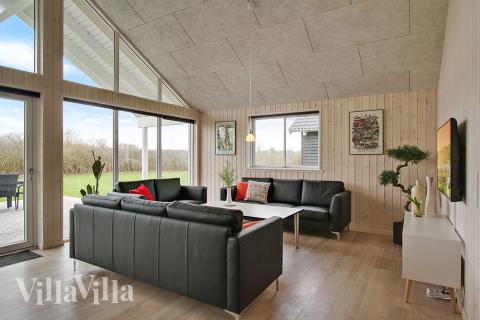 Det store lyse opholdrum i luksushus nr. 710 til 18.