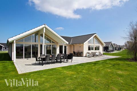 Dette skønne poolhus nr. 710 med plads til 18 personer ligger i Tyskland