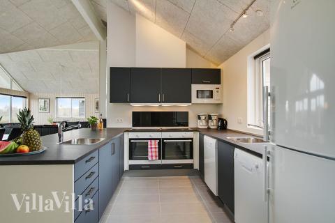 Køkkenet i luksushus nr. 710 er udstyrret, så I let kan lave mad til 18 personer.