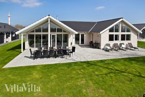 Luksushus nr. 710 har en dejlig terrasse med gode havemøbler til 18 personer.