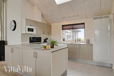 Køkkenet i luksushus nr. 711 er udstyrret, så I let kan lave mad til 16 personer.