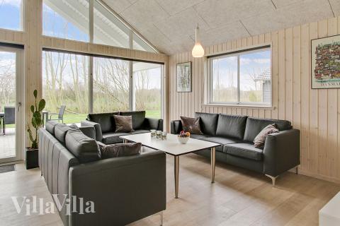 Det store lyse opholdrum i luksushus nr. 712 til 18.