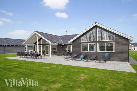 Dette skønne poolhus nr. 712 med plads til 18 personer ligger i Tyskland