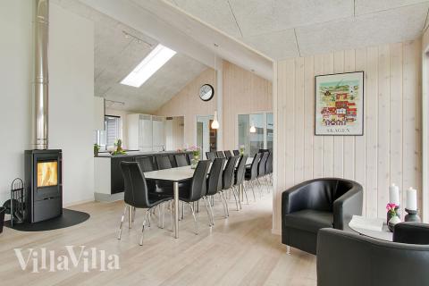 I kan sagtens side 18 personer sammen i sommerhusets opholdsrum, når I besøger luksushus 712 i Tyskland.