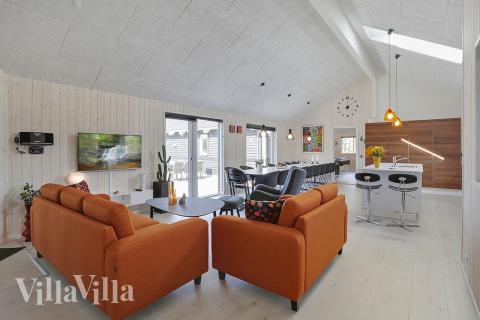 I kan sagtens side 20 personer sammen i sommerhusets opholdsrum, når I besøger luksushus 393 i Vestjylland.