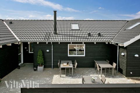 På terrassen i sommerhus nr. 393 er der plads til 20 personer.