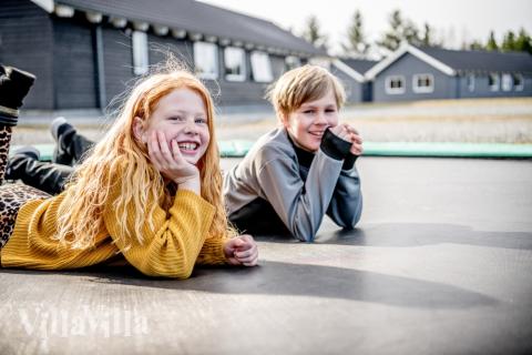 I det attraktive aktivitesrum i luksushus nr. 393 i Vestjylland  er der masser af udendørs aktiviteter, f.eks. legetårn og gynge