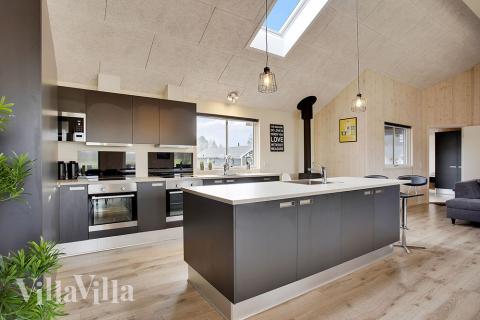 Køkkenet i luksushus nr. 395 er udstyrret, så I let kan lave mad til 20 personer.