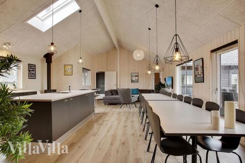 Det store lyse opholdrum i luksushus nr. 395 til 20.