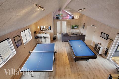Ud over de mange timer, man kan bruge i husets pool-afdeling, så byder luksushus 395 også på billard/bordtennis og dart