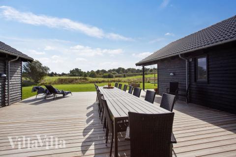 Luksushus nr. 395 har en dejlig terrasse med gode havemøbler til 20 personer.