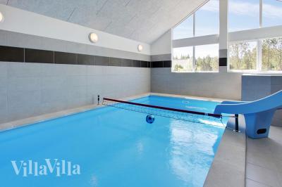 Sommerhus 396 er indrettet med en lækker poolafdeling med vandrutsjebane, dejlig stor indbygget spabad og sauna